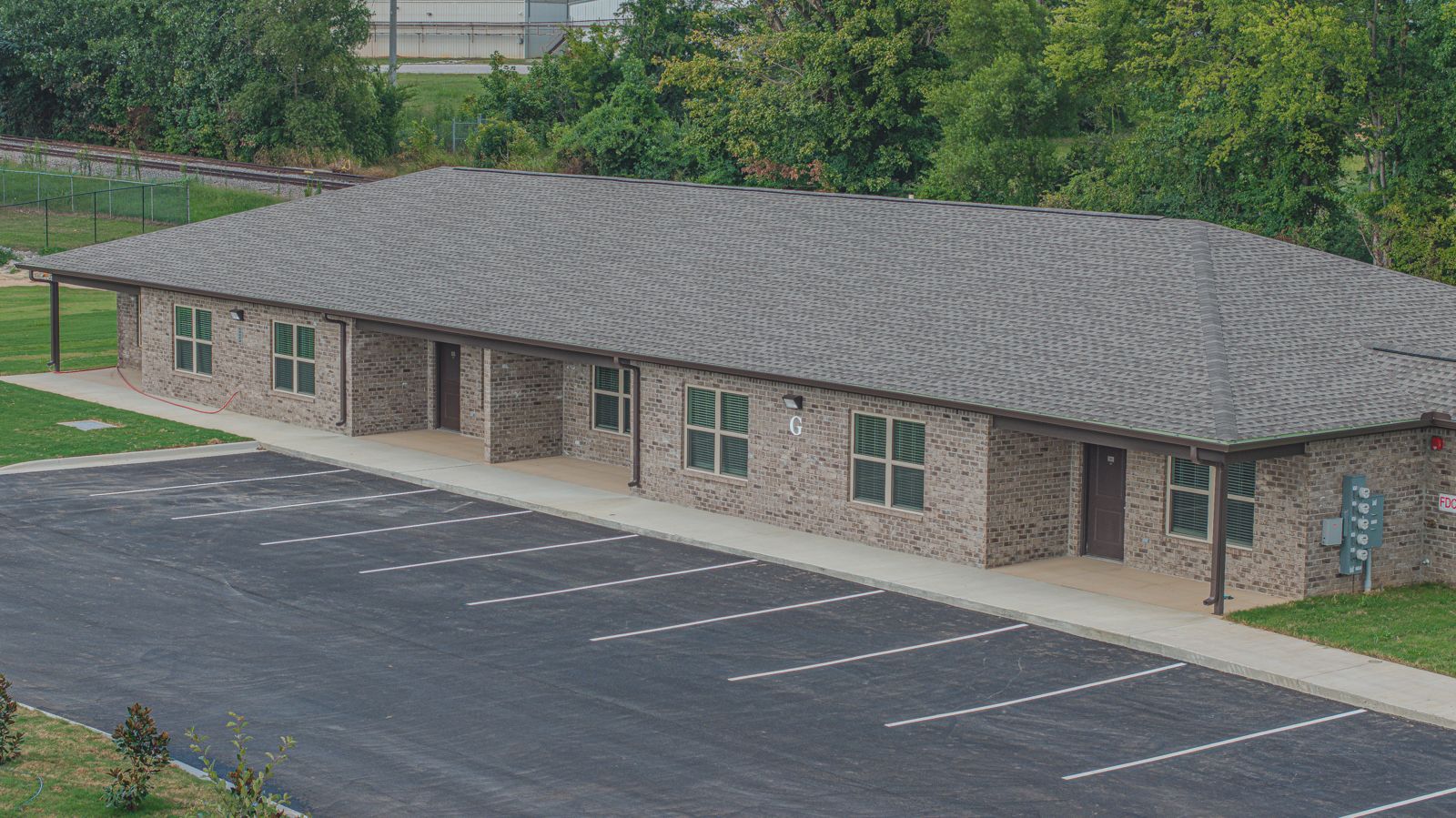 Brick apartment building at The Oaks on Chisholm